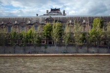 pohled na Louvre z řeky